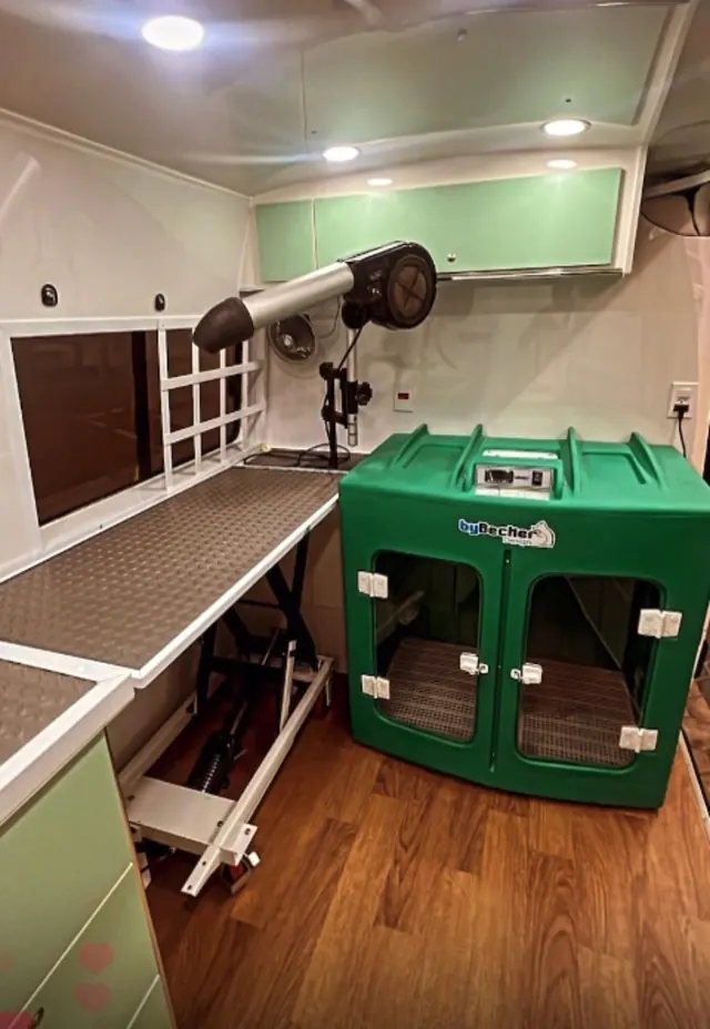 Unidade móvel Cristal Pet equipada com secador profissional e caixa de secagem