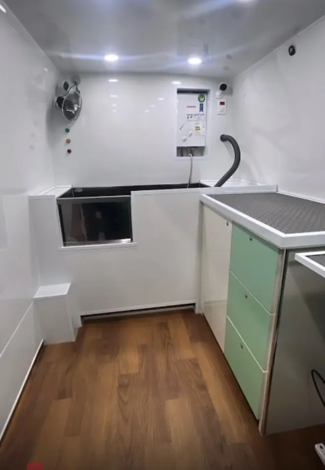 Banheira e bancada de aço inox dentro da unidade móvel Cristal Pet